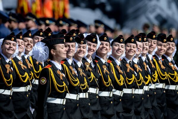 Воспитанницы кадетской школы во время военного парада в ознаменование 70-летия Победы в Великой Отечественной войне