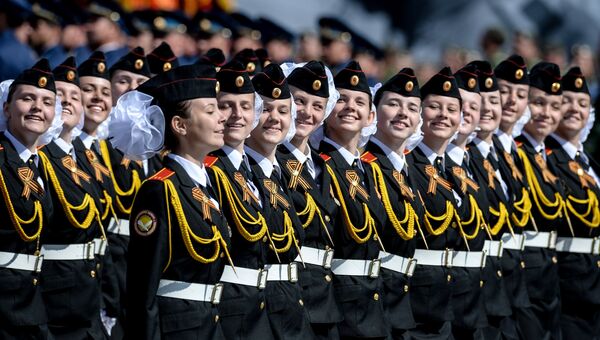 Воспитанницы кадетской школы во время военного парада в ознаменование 70-летия Победы в Великой Отечественной войне