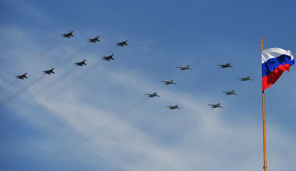 Многоцелевые истребители МиГ-29 и штурмовики Су-25 во время военного парада в ознаменование 70-летия Победы в Великой Отечественной войне