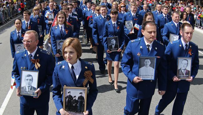 Прокурор Республики Крым Наталья Поклонская (вторая слева на первом плане) на акции Бессмертный полк во время празднования 70-летия Победы в Великой Отечественной войне