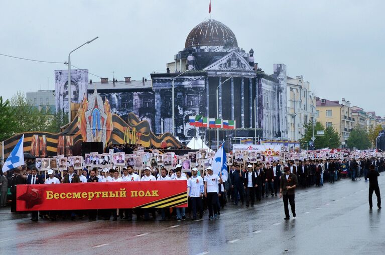 Участники акции Бессмертный полк во время празднования 70-летия Победы в Великой Отечественной войне 1941-1945 годов в города Грозный