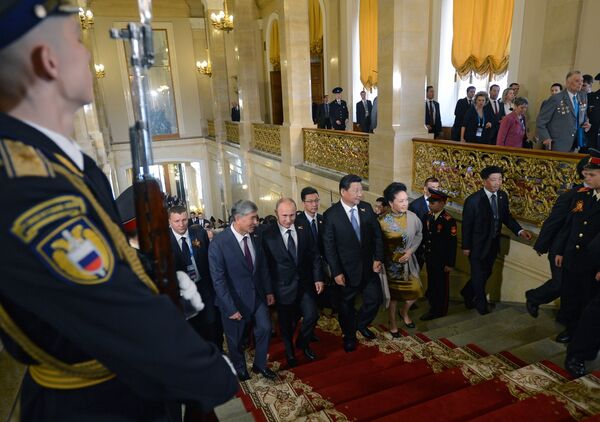 Президент Российской Федерации Владимир Путин, председатель Китайской Народной Республики Си Цзиньпин с супругой, президент Киргизской Республики Алмазбек Атамбаев