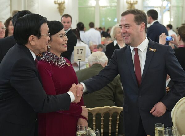 Председатель правительства России Дмитрий Медведев, президент Социалистической Республики Вьетнам Чыонг Тан Шанг с супругой Май Тхи Хань