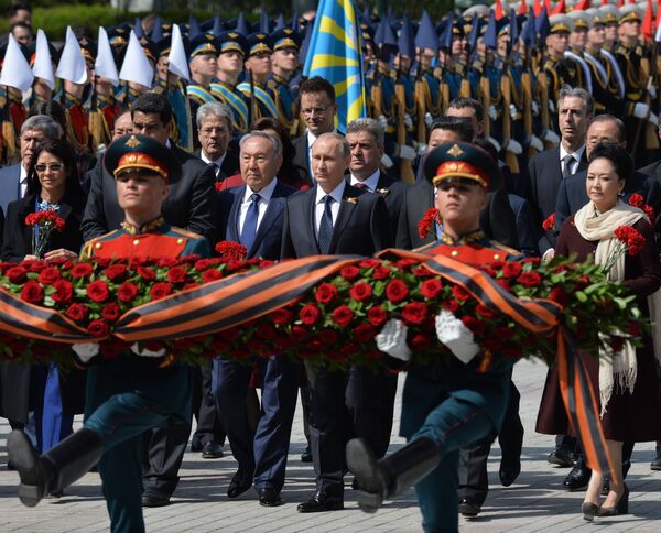 Президент Российской Федерации Владимир Путин на церемонии совместного возложения цветов к Могиле Неизвестного Солдата в Александровском саду