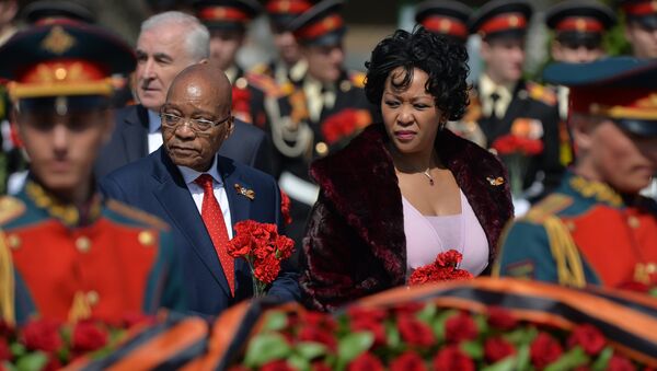 Президент Южно-Африканской Республики Джейкоб Зума с супругой на церемонии совместного возложения цветов к Могиле Неизвестного солдата в Александровском саду