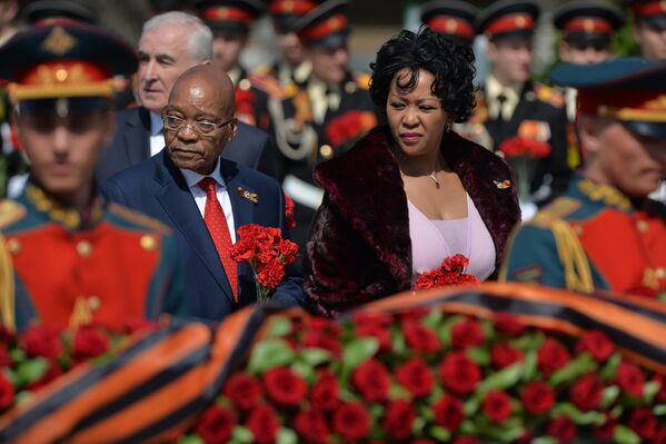 Президент Южно-Африканской Республики Джейкоб Зума с супругой на церемонии совместного возложения цветов к Могиле Неизвестного Солдата в Александровском саду