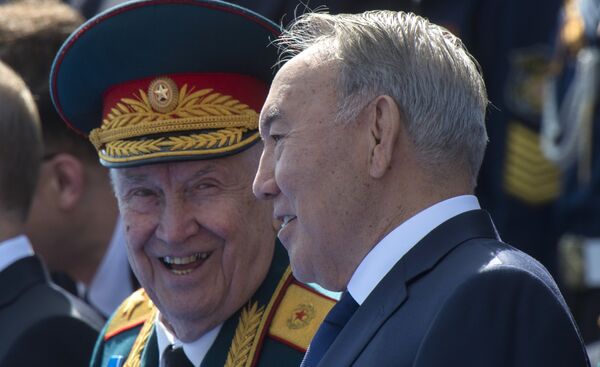 Президент Республики Казахстан Нурсултан Назарбаев во время военного парада в ознаменование 70-летия Победы в Великой Отечественной войне