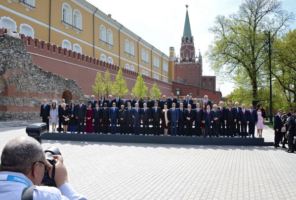 Церемония совместного фотографирования глав делегаций и почетных гостей в Александровском саду