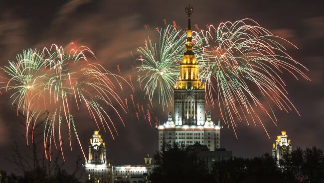 Праздничный салют в Москве в честь 70-летия Победы в Великой Отечественной войне 1941-1945 годов