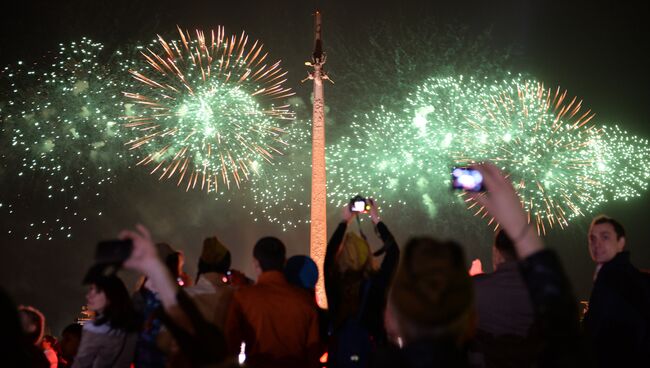 Праздничный салют в Москве в честь Победы в Великой Отечественной войне. Архивное фото