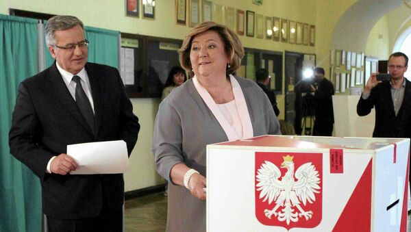 Бронислав Коморовский с супругой голосуют на выборах президента Польши, 10 мая 2015 года