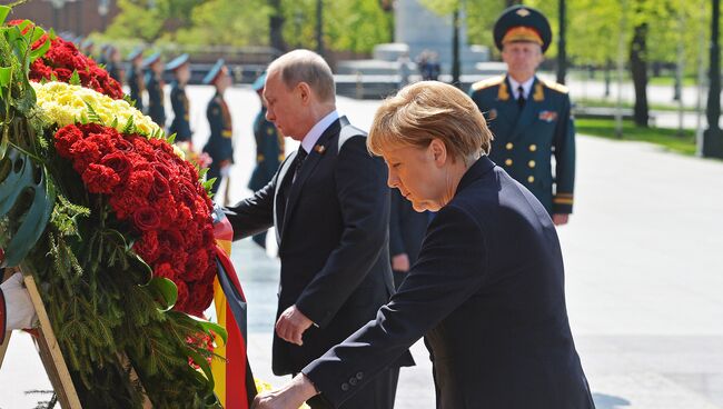 Президент Российской Федерации Владимир Путин и канцлер Федеративной Республики Германия Ангела Меркель на церемонии совместного возложения цветов к Могиле Неизвестного Солдата в Александровском саду