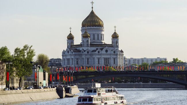 Вид на Храм Христа Спасителя в Москве. Архив