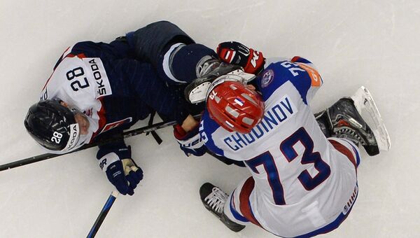 Игрок сборной России Максим Чудинов (справа) получает травму в матче группового раунда чемпионата мира по хоккею 2015 между сборными командами России и Словакии. Архивное фото