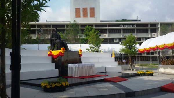 Памятник лидеру Сопротивления в Таиланде Приди Пханомйонгу