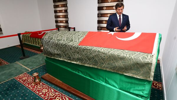 Премьер-министр Турции Ахмет Давутоглу в воскресенье посетил находящуюся на территории Сирии усыпальницу предка основателей Османской империи Сулеймана Шаха