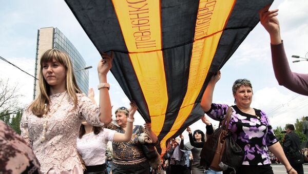 Участники парада, посвященного годовщине проведения референдума о самоопределении Донецкой народной республики