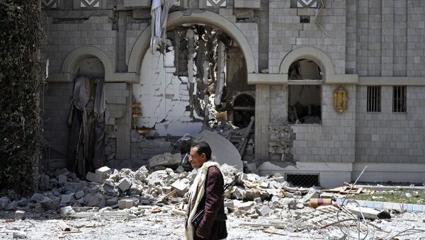 Прохожий у резиденции экс-президента Йемена Али Абдаллы Салеха, разрушенной после авиаударов ВВС арабской коалиции во главе с Саудовской Аравией, в столице Йемена Сане. архивное фото