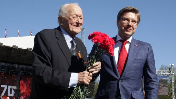 Мэр города Риги Нил Ушаков поздравляет ветерана во время празднования 70-летия Победы в Великой Отечественной войне 1941-1945 годов в Риге