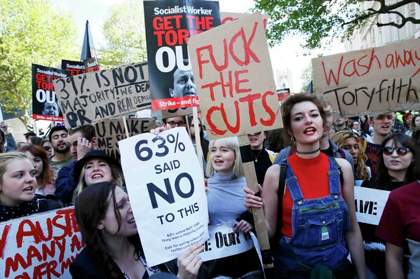 Протест против консерваторов на Даунинг-стрит в Лондоне