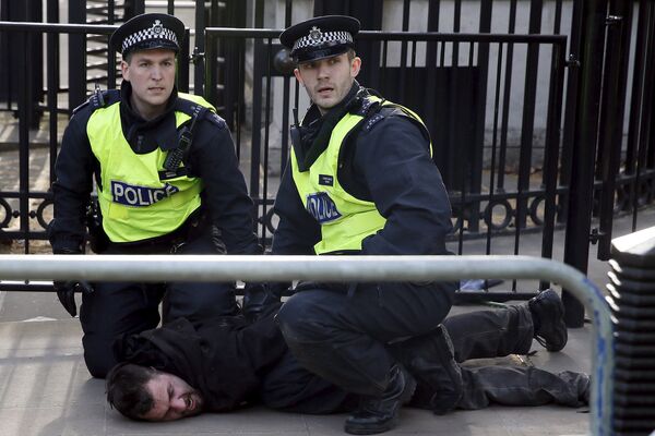 Задержание участника митинга против политики партии консерваторов в центре Лондона