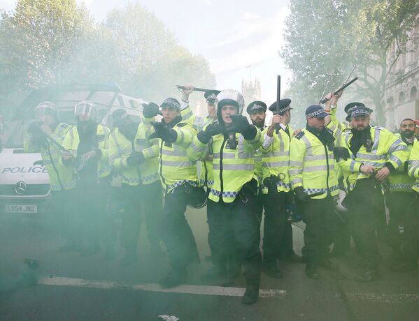 Полиция Лондона во время столкновений с митингующими против политики консервативной партии
