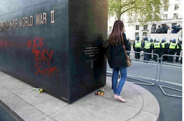 Граффити на мемориале в честь Второй мировой войны, во время митинга против политики партии консерваторов в Лондоне