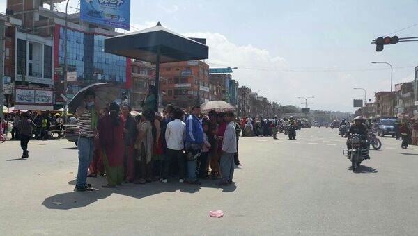 Жители города Бхактапур в Непале собрались на дороге во время землетрясения 12 мая 2015 года
