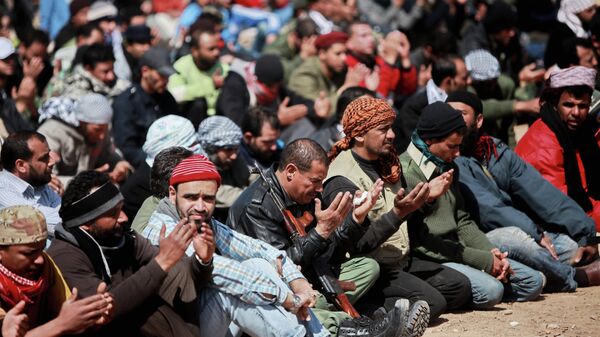 Ливийцы на пятничной молитве у города Рас Лануф