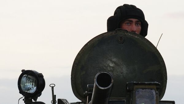 Ополченец ДНР на бронетехнике, архивное фото