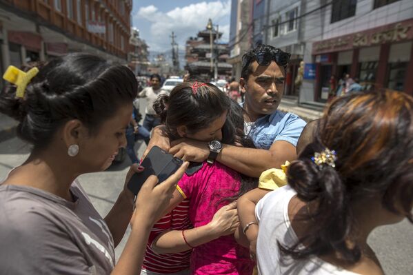 Местные жители после новых толчков в Катманду. 12 мая 2015