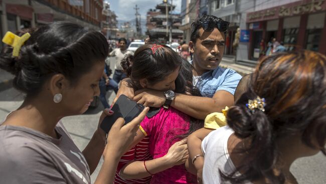 Местные жители после новых толчков в Катманду. 12 мая 2015. Архивное фото