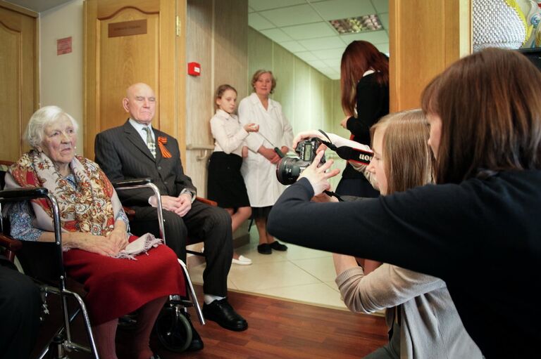 Фотограф Юлия Крапоткина помогает ребятам осваивать портретную и репортажную съемку Фотограф Юлия Крапоткина помогает ребятам осваивать портретную и репортажную съемку