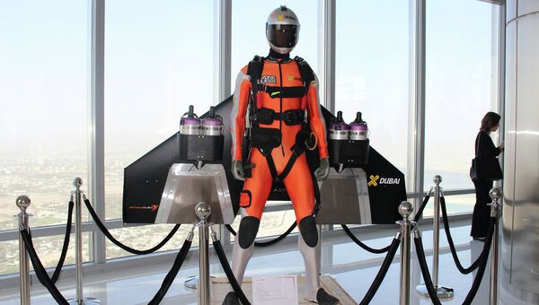 Костюм швейцарского изобретателя Ив Росси, который летает с реактивным двигателем и называет себя Jetman (Джетман)