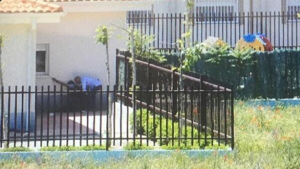 Полиция возле детского сада в Кольменар-дель-Арройо, где мужчина захватил ребенка