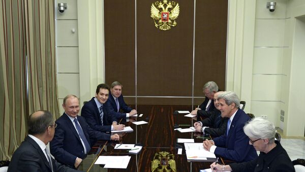 Президент России Владимир Путин и государственный секретарь Соединённых Штатов Америки Джон Керри (второй справа) во время встречи в резиденции Бочаров ручей в Сочи