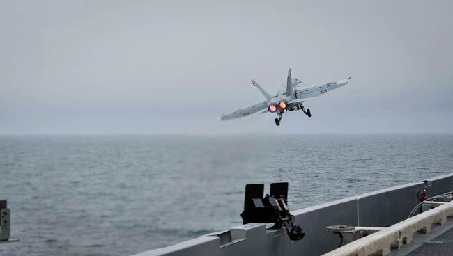 Истребитель США Boeing F/A-18F Super Hornet во время запуска с палубы авианосца USS Theodore Roosevelt. Архивное фото