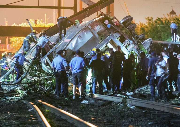 Аварийно-спасательных службы на месте крушения пассажирского поезда Amtrak в Филадельфии