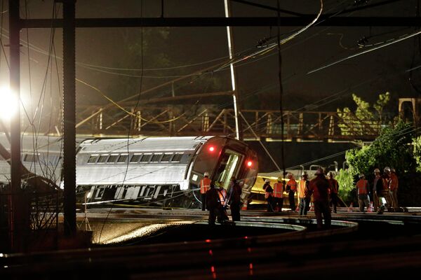 Аварийно-спасательных службы на месте крушения пассажирского поезда Amtrak в Филадельфии