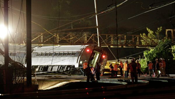 Аварийно-спасательных службы на месте крушения пассажирского поезда Amtrak в Филадельфии