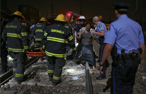 Спасатели на месте крушения пассажирского поезда Amtrak в Филадельфии
