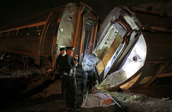 Спасатели на месте крушения пассажирского поезда Amtrak в Филадельфии