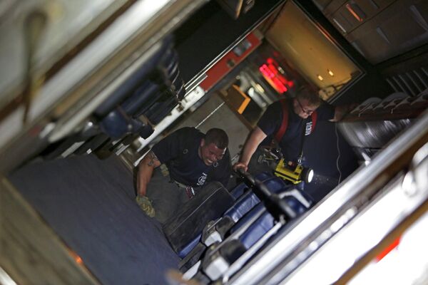 Спасатели внутри пассажирского поезда Amtrak потерпевшего крушение в Филадельфии