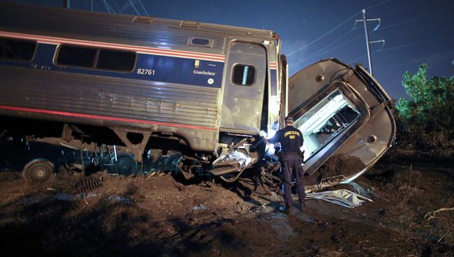 Спасатели на месте крушения пассажирского поезда Amtrak в Филадельфии