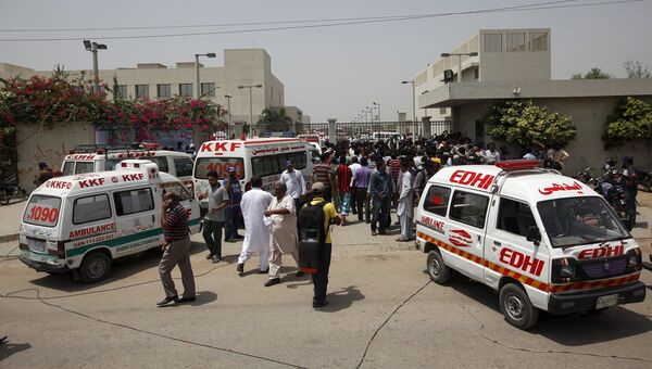 Скорая помощь у больницы в Карачи после обстрела автобуса, Пакистан. 13 мая 2105