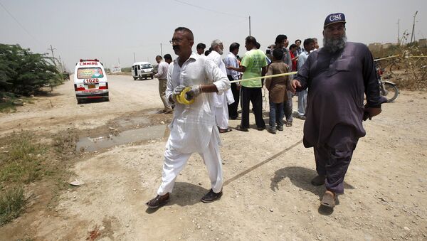 На месте обстрела автобуса в Пакистане. Карачи, 13 мая 2015