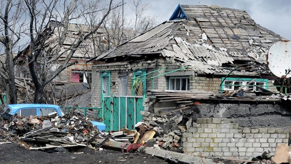 Пострадавший в результате обстрелов во время боевых действий жилой дом в поселке Никишино Донецкой области. Архивное фото