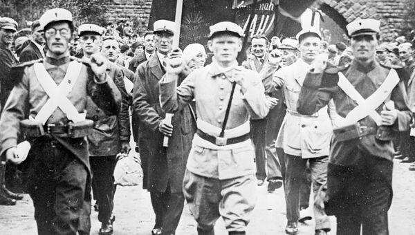 Колонна из бывших членов Иностранного легиона и членов Союза красных фронтовиков. 1930 год