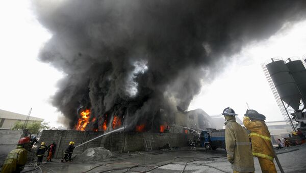 Пожар на фабрике по производству сандалий в столице Филиппин Маниле. 13 мая 2015