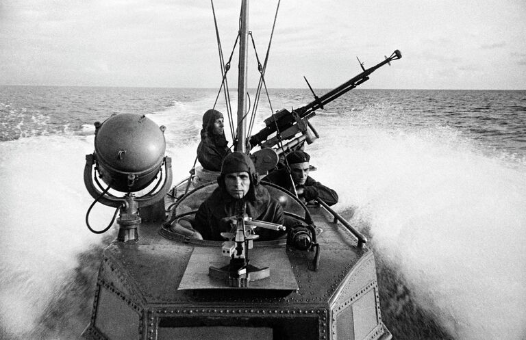 Моряки торпедного катера на выполнении боевого задания Моряки торпедного катера на выполнении боевого задания